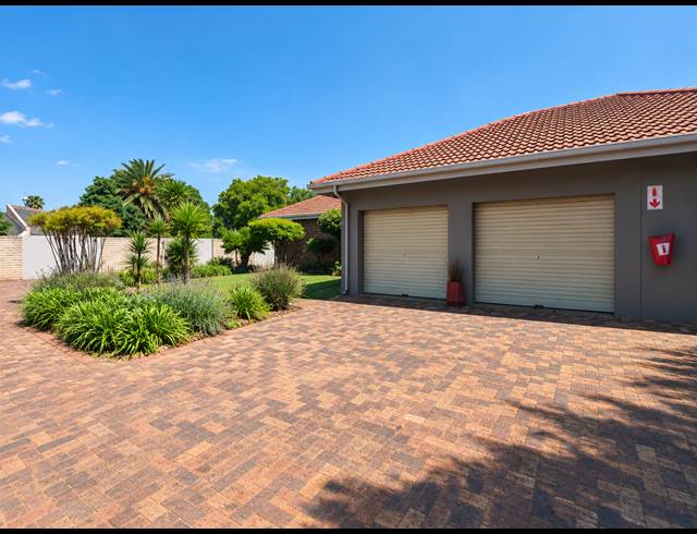2 BEDROOM RETIREMENT UNIT FOR SALE IN THREE RIVERS EAST